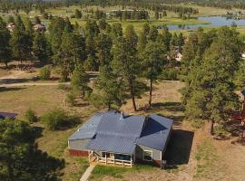 BEAUTIFUL Rustic Modern Remodel IDEAL Location!!, hotel v destinaci Pagosa Springs