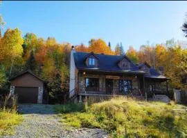 Le Bûcheron Rustic Chalet with Spa and Lake Access