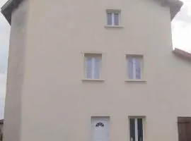Maison à la campagne Grande cuisine tous équipés, grand salon , 3 chambres avec lits doubles, salle de bain et toilettes