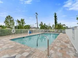 Gulf Access with Boat Slip, Heated Saltwater Pool - Bacino Vistas #202 & #203 - Roelens