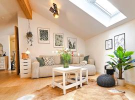 Modernes Alpen-Apartment nahe Neuschwanstein, hotell i Steingaden