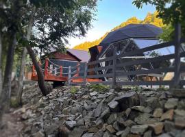 Riverside Dome, camping de luxo em Dobra