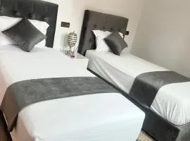 Magnifique maison famiiale moderne spacieuse de 150 m Avec de 3 chambres ,confortables et d un grand salon et terrasse, Idealement situee a 9 min du centre-ville elle se trouve à proximite de la route principale menant a l aeroport Berkane et Saidia