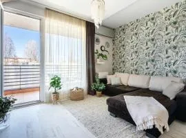 Lovely Home - Free Garage - Balcony