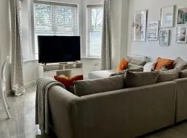 Modern 2 Bed Apartment With Free Parking And Netflix
