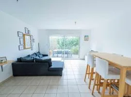 Maison 2 Chambres avec Terrasse, 2 Parkings et Piscine