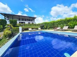 Charming villa, pool, jacuzzi, 10 min Coffee Park