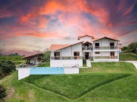 Oasis Montenegro Pool jacuzzi 10min to Coffee Park, hotel in Montenegro