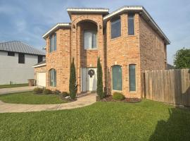 Calm 2 Story Luxury Rental Home, khách sạn ở Edinburg