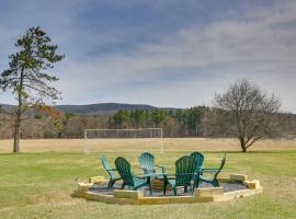 4 Mi to Great Barrington Berkshires Retreat!, hotel in Sheffield