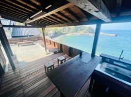 オーシャンフロントで夕日眺めながら海水浴とバーベキュー出来る1日1組の貸し切り絶景宿トリノウタ，Otsuki的海灘飯店