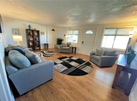 7-Bedroom Home with Views of the Rocky Mountains, hotel di Sandy