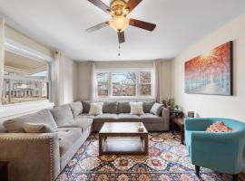 Charming DT 3-Bed Bungalow with Fenced-in Yard, khách sạn ở Raleigh