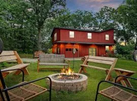 Rare Gem! Game Room, Hot Tub, Near Lake, Pet Ok