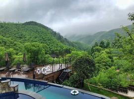 The Western Clouds, bed & breakfast σε Deqing