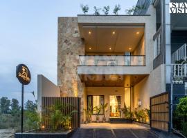 StayVista at Stay-ish Villa with Pool, Wi-Fi, BBQ, hotel v destinaci Amritsar
