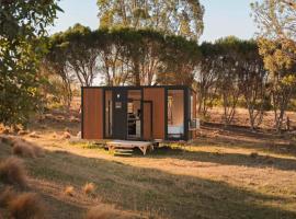 Rowsley Valley Tiny House 1 by Tiny Away, hotel v destinaci Ingliston