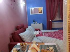 LA CASA DI CARTA red, hotel v destinaci Fiuggi