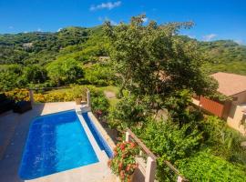 Large Family Group Retreat with Pool, Beach Access & More，位于奥科塔尔的酒店