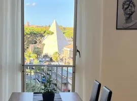 PyramidHouse Rome - Apartment 100mq with View - 2km from the Colosseum