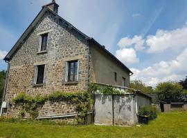 Maison de charme à Québriac avec jardin clôturé, Hotel in Québriac