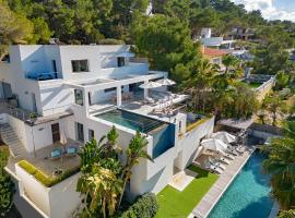 Modern Villa with Seaviews Sleeps 14, villa i San Antonio