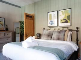 Ashley Suite - Cozy 1BR Maisonette with Parking & WIFI, self catering accommodation in Barry