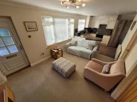 Mumbles Cottage - Sleeps 4 - Pets Ok - Parking