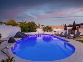 피닉스에 위치한 호텔 Luxury 4BR Retreat Heated Pool, Mini Golf and BBQ