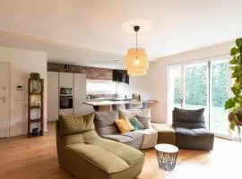 GuestHost- Exclusive Villa with Private Garden & Spa