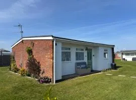 498, Three Bedroom Detached Chalet - Sleeps 6, pet friendly, FREE pool and entertainment passes included - plus WiFi, bed linen and towels included