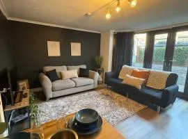 The Chapel - Worcester City - FREE Parking, WI-FI, Toiletries - TVs in rooms - Stocked kitchen - Entire Apart - Self Check-In - Outside Space