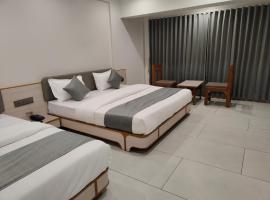 Hotel Kozar, готель біля аеропорту Міжнародний аеропорт імені Сардара Валлабхай Пателя - AMD, у місті Ахмедабад