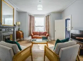 4BR Family Home, Garden, WiFi, 5mins to Elisabeth Line & 10min to Stratford