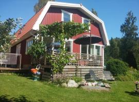 200m2, big garden, toys, games, beach, forest, hotell i Tullinge