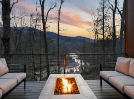 Pet-Friendly Riverfront with Hot Tub Views and Fishing, ξενοδοχείο σε Burnsville