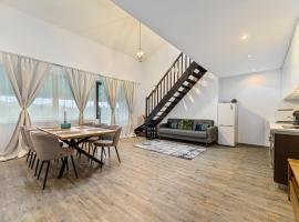 Zen Loft with Forest View in Silver Mountain, hótel í Braşov