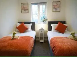 Luxury 5 Bedrooms, Sleeps 10, Free Parking, Near NEC & Airport, Contractors