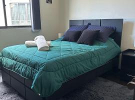 Moderno departamento 1 cama y 1 sof&aacute; cama, alojamiento con cocina en Cochabamba