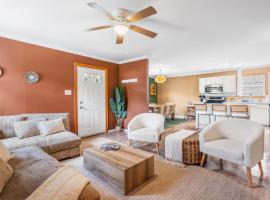 Boho Downtown 5BD Home BBQ Pool Table 5Min to Duke, hôtel à Durham