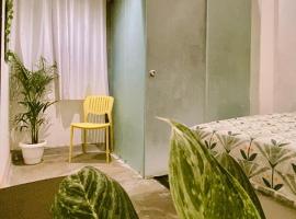 mahadev Hotel NOOR stay 1km away frm kashiwishnath, Hotel in Varanasi