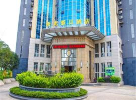 Sunshine Holiday Hotel, hotel i Yibin