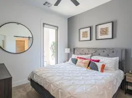 Chic & Serene ,Work Remotely in 5-Star Comfort 4003