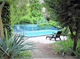 La maison bleue, hotel v destinaci Cadenet
