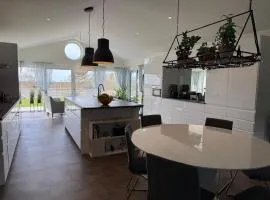 Familjevänligt boende nära strand och aktiviteter