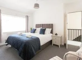Warrington House, driveway parking & WiFi!