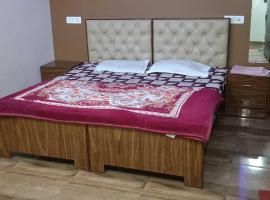 Hotel O Sky Hills Near Chaudhary Charan Singh International Airport, ξενοδοχείο σε Bijnaur