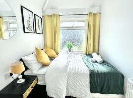 3 bedroom entire house sleeps 8 twin beds near Coventry University City Center driveway Parking