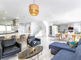 Casa Familiar 9 Pax, Smart TV, Centro, Playa, Café, AC
