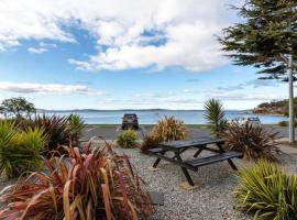 Beachfront Apartment Blackmans Bay, hotel with parking in Kingston Beach